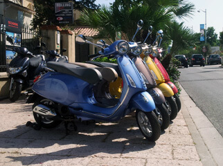 Piaggio-Vespas-Rolling-Bikes